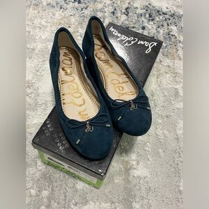 New in Box SAM EDELMAN Felicia Flat Suede Navy (Dark Teal) SIZE 4, NOT A 5